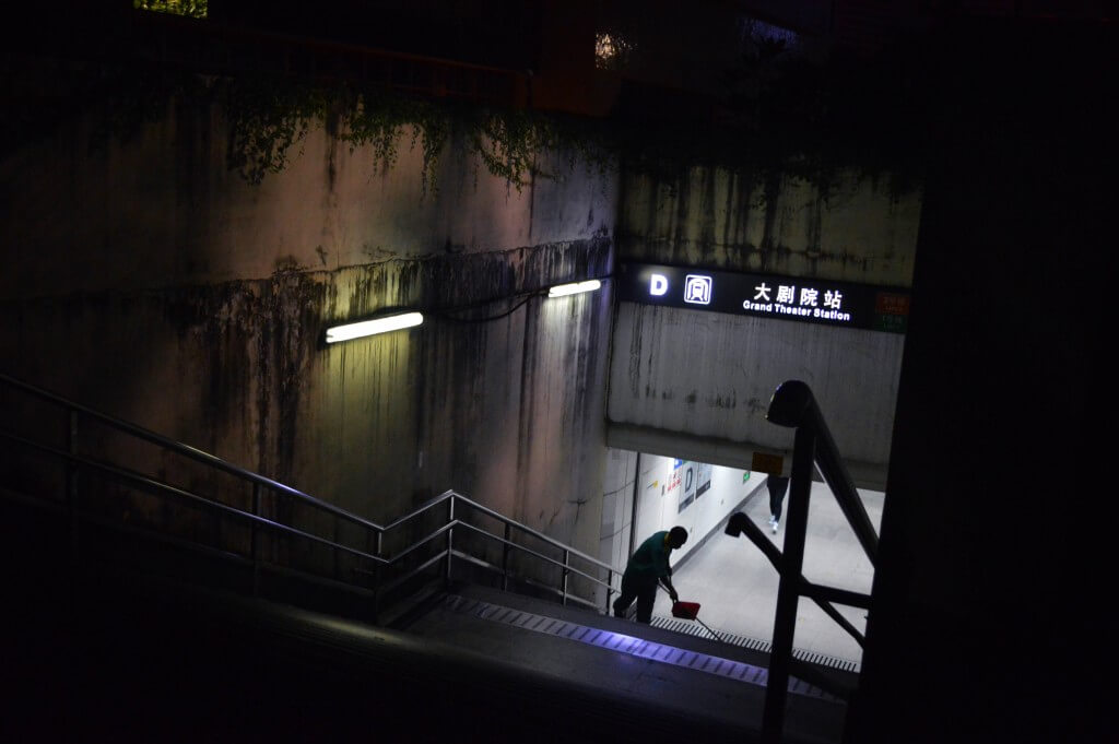 深圳地铁站出口的环卫工